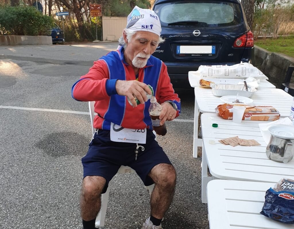 30° ora di gara, ristoro per Domenico Favia. Ma quella è birra?